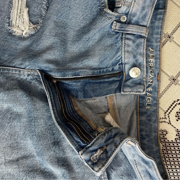 American Eagle high-rise distressed mom Jean size 8 - Picture 5 of 11